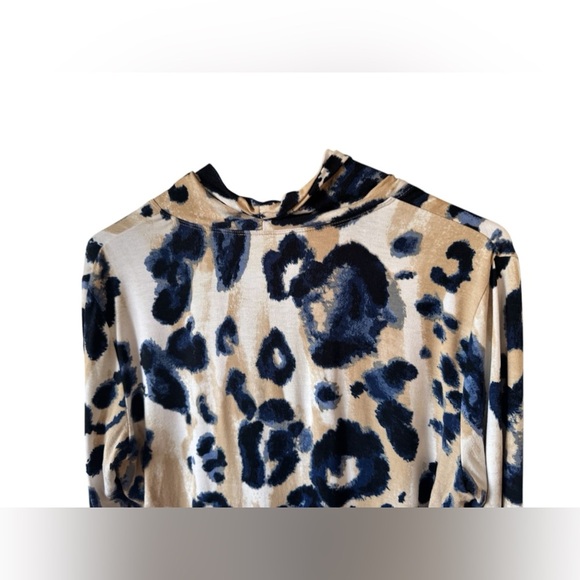 St. John Women's Cream Blue Leopard Print Drape Neck Blouse Size M - Picture 3 of 7